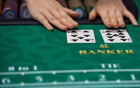 Meja Blackjack dengan dealer berpengalaman Studio blackjack Bikini Paradise dengan dealer profesional